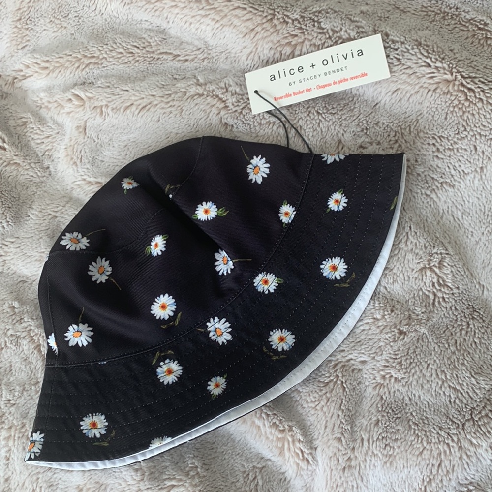 Alice + Olivia reversible daisy bucket hat - Picture 5 of 9